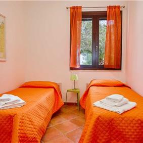 2 bedroom villa with jacuzzi & sea views, near Castellammare del Golfo, sleeps  4-5